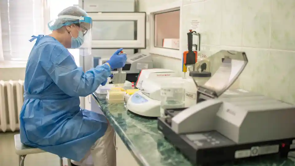 Une employée du centre de transfusion analyse des échantillons de sang pour s’assurer qu’il peut être utilisé en toute sécurité. Photographie de mars 2023.