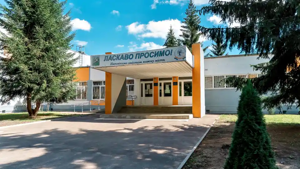 L’entrée principale de l’école, où l’auvent portant la mention « Bienvenue » a été endommagé par des explosions.