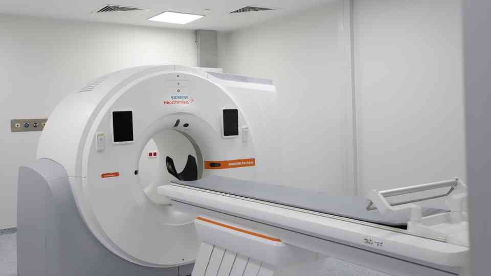 Un appareil de tomodensitométrie et de tomographie par émission de positons acheté par l’UNOPS, qui permet désormais de traiter gratuitement des personnes en Ouzbékistan.
