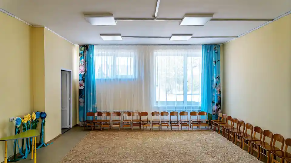 La salle d’assemblée récemment rénovée, avec ses sols propres, son éclairage lumineux et ses chaises bien alignées, est prête à accueillir les événements scolaires, les spectacles et les rassemblements.