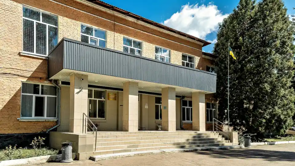 L’un des principaux bâtiments du collège de formation professionnelle de Katyuzhanka, dans la région de Kiev.