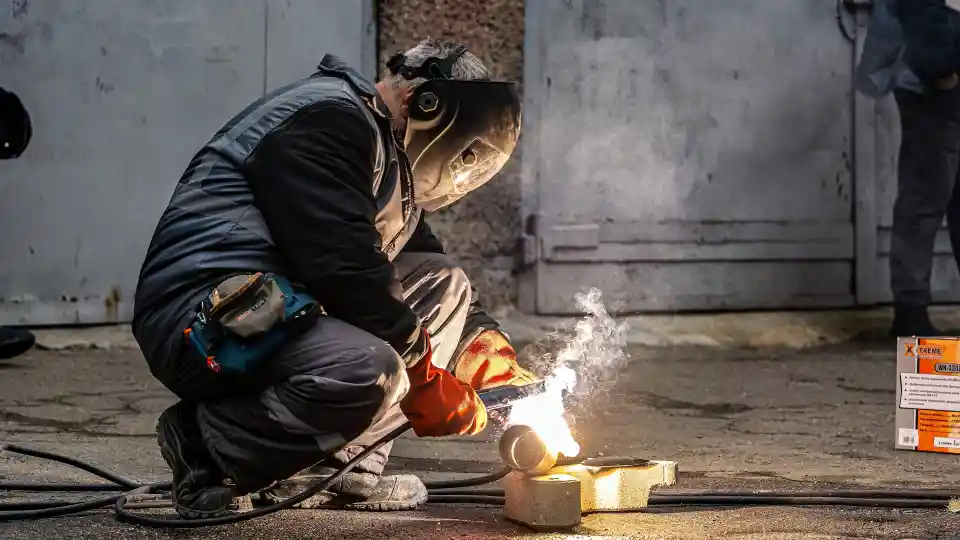 Un soudeur de Mykolaiv-obl-teplo-energo s’entraîne à utiliser les équipements du véhicule d’urgence.
