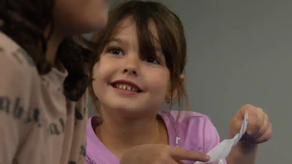 Des élèves de l’école participent à des activités parascolaires en toute sécurité.