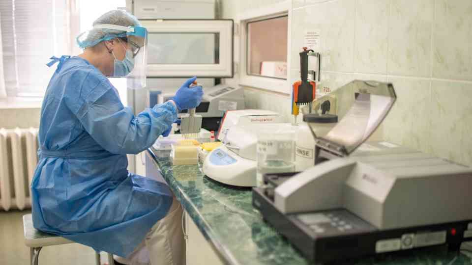 Une employée du centre de transfusion analyse des échantillons de sang pour s’assurer qu’il peut être utilisé en toute sécurité. Photographie de mars 2023.