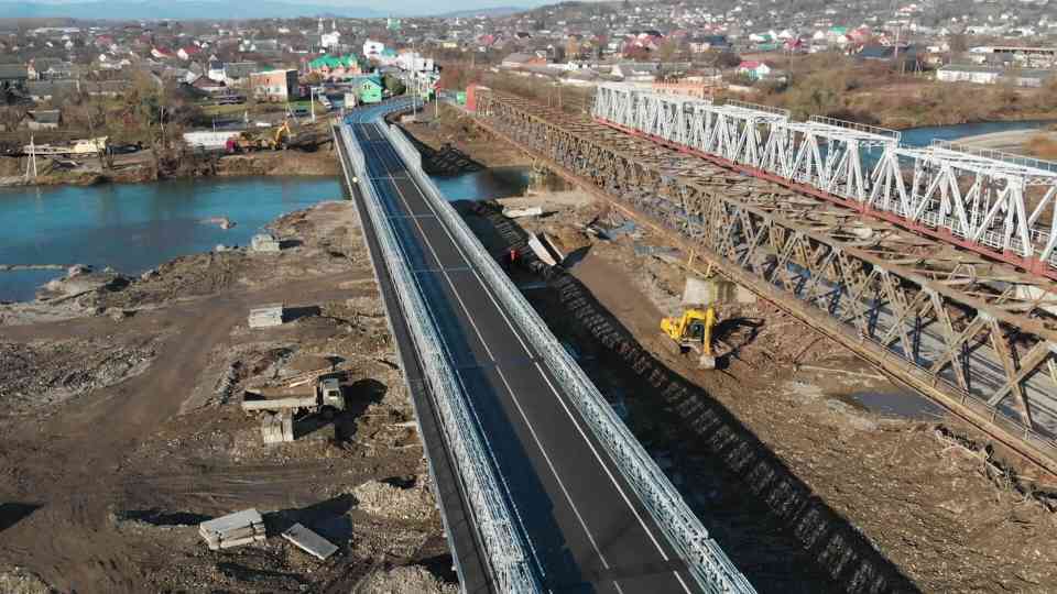 Un pont temporaire (à gauche) fait d’éléments modulaires à Teresva, dans la région de Zakarpattia.