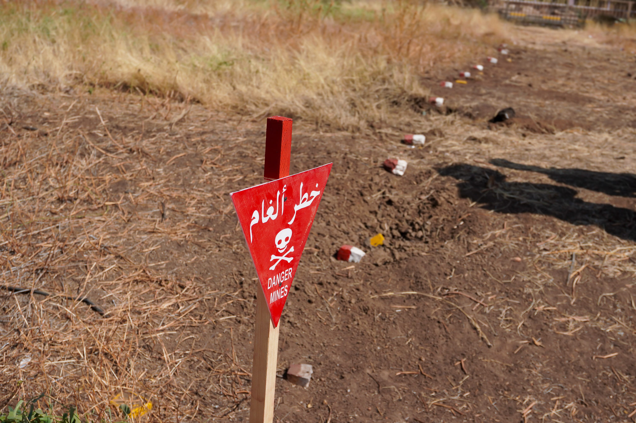 Una señal de advertencia marca una zona peligrosa en el centro de Jartum. La contaminación generalizada restringe los desplazamientos y pone en peligro a la población civil que regresa a sus hogares.